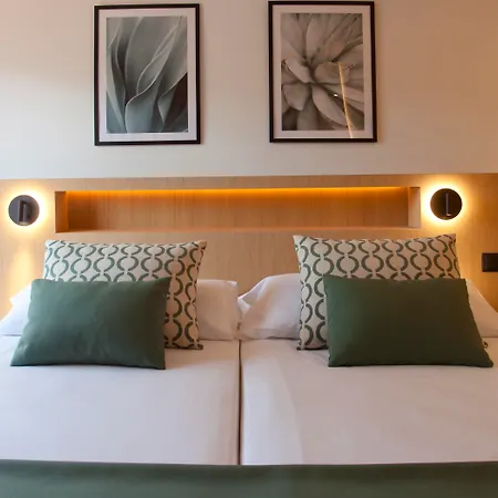 فندق Mon Port & 4*